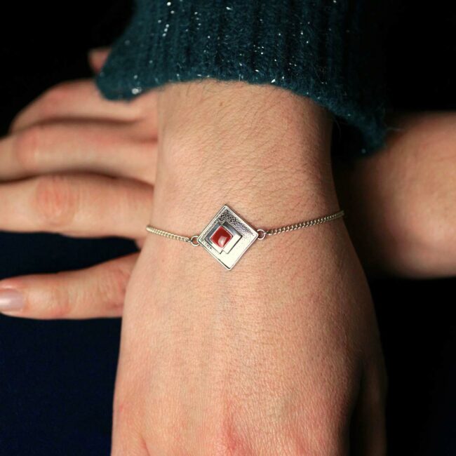 Bijoux-bracelet-de-créateur-fantaisie-pour-femme-plaqué-argent-réglable-fabrication-artisanale-email-rouge-en-France